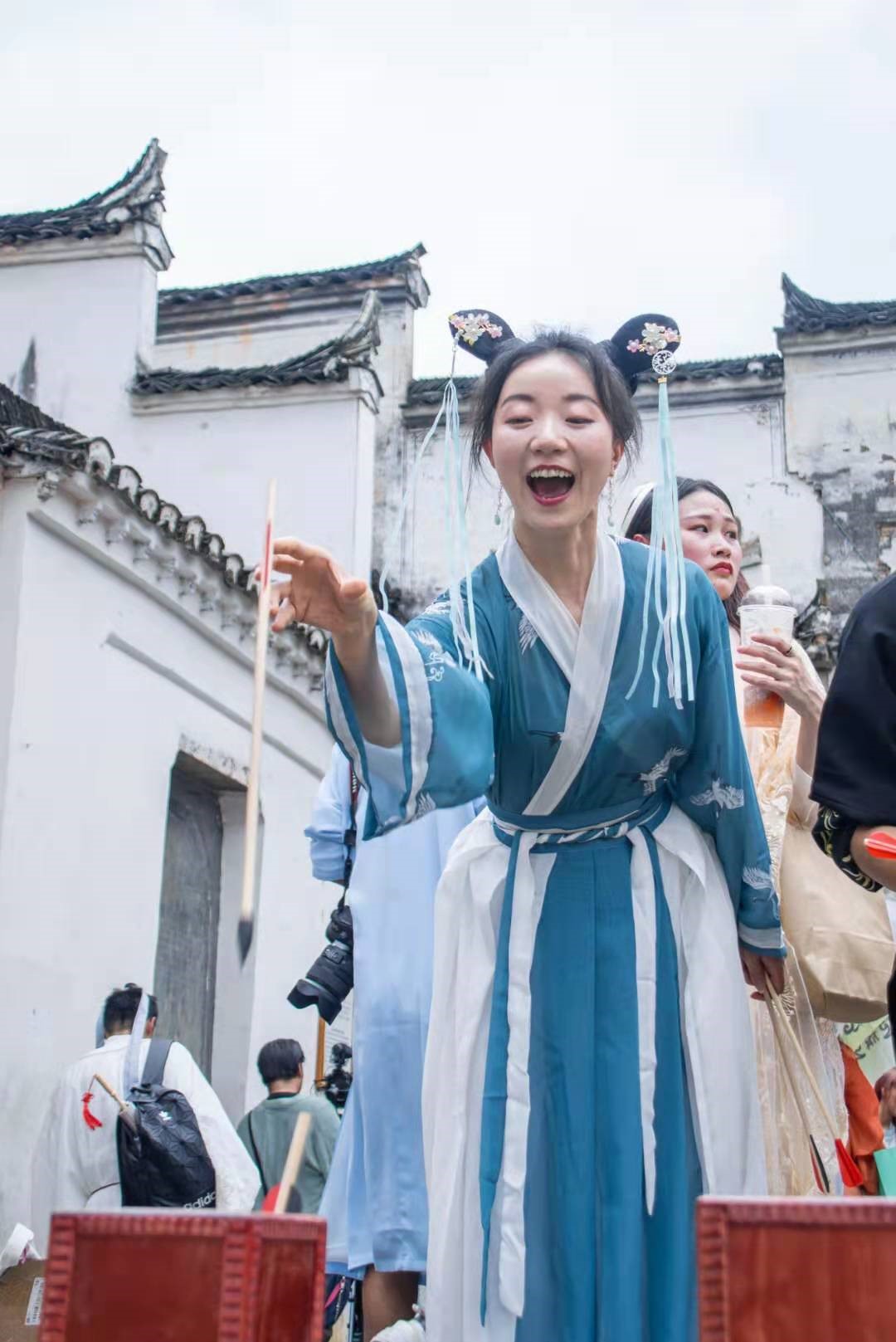 游客身着汉服在现场"投壶闯关"
