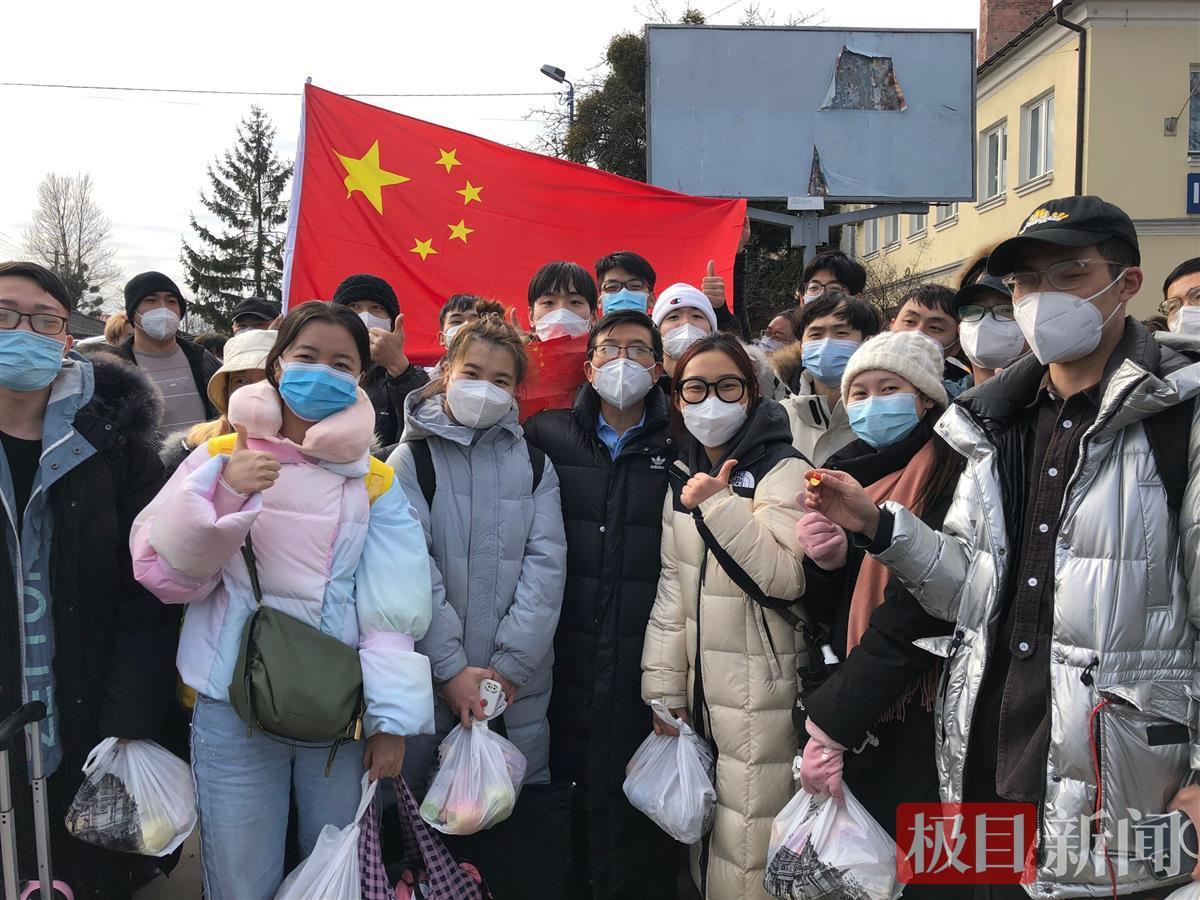 驻乌克兰大使馆范先荣大使(中)和留学生合影)