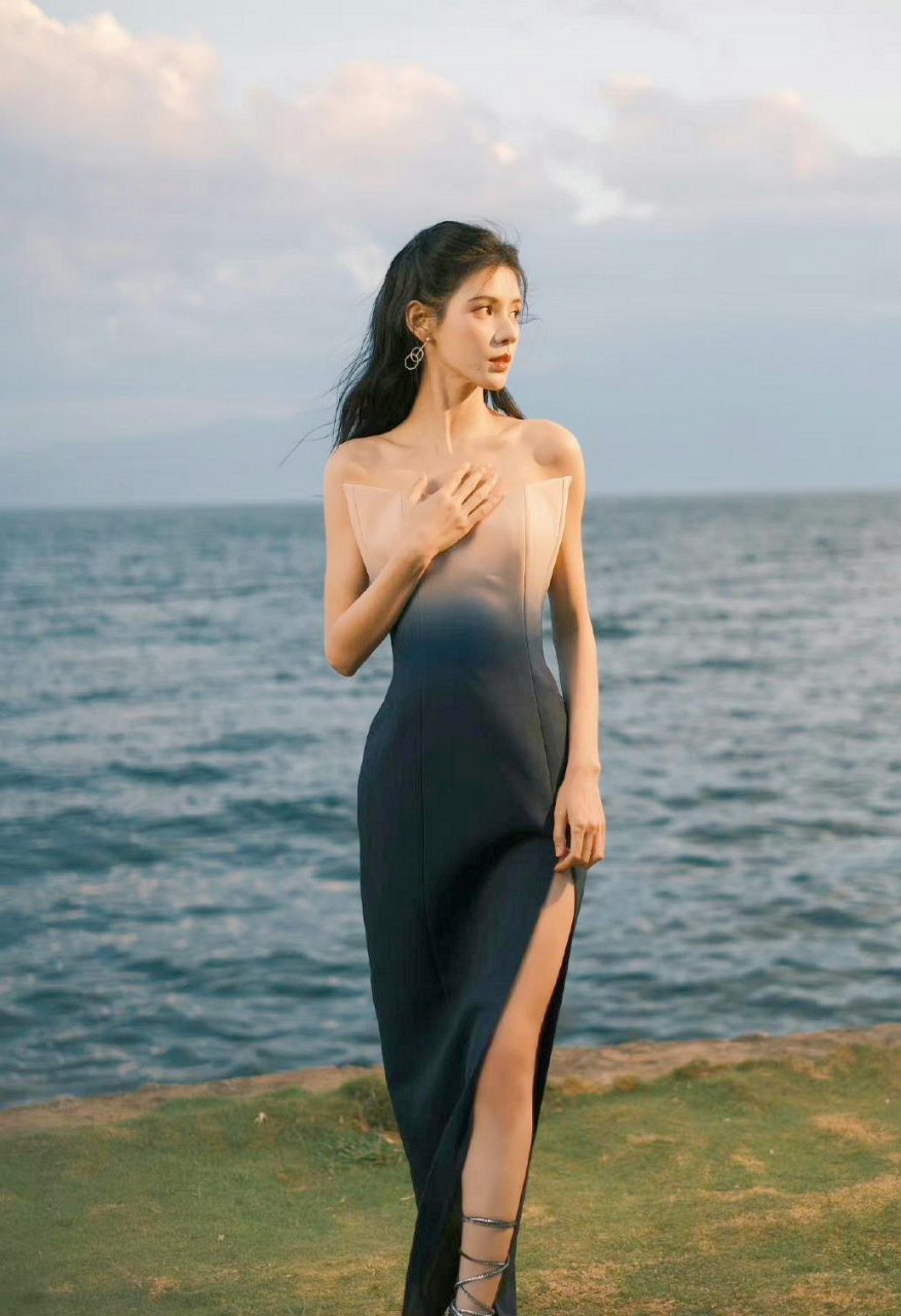 张予曦海边照片,这脸,这身材,真美