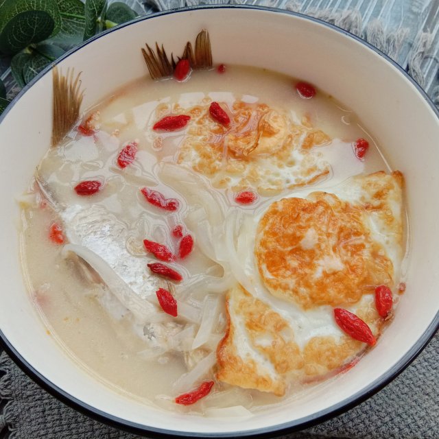 荷包蛋鯽魚蘿蔔湯,鮮美營養,老少皆宜