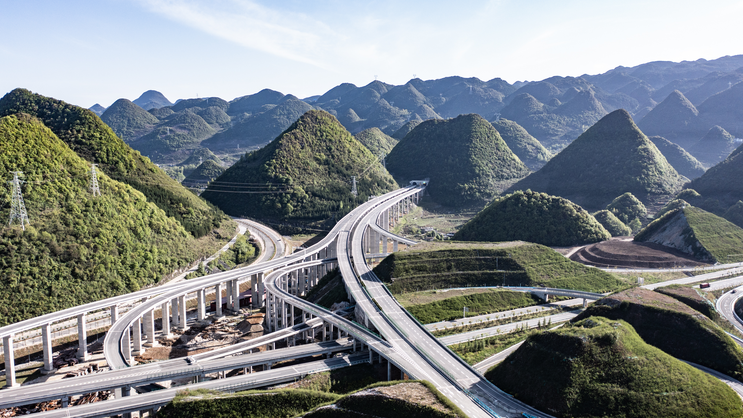 (经济)贵州:赫六高速正式建成通车