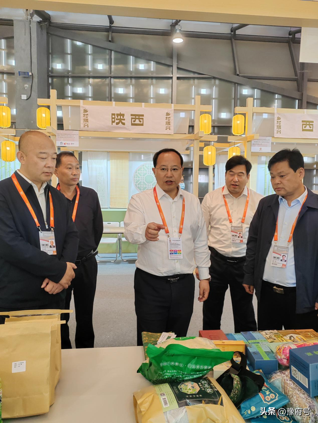 南阳市卧龙区委书记吕志刚到上海世博展览馆参观调研企业参展情况