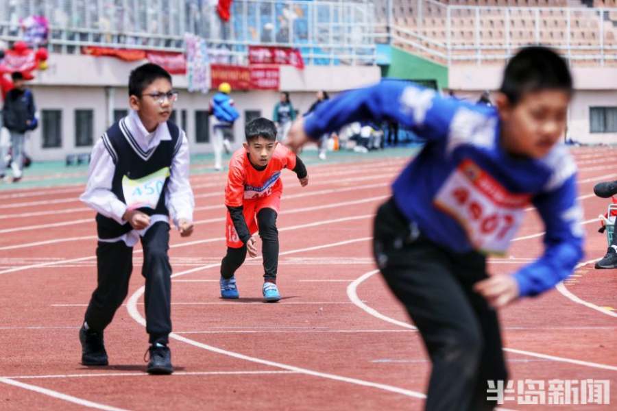 "女刘翔"黄潇潇现身青岛小学运动会赛场