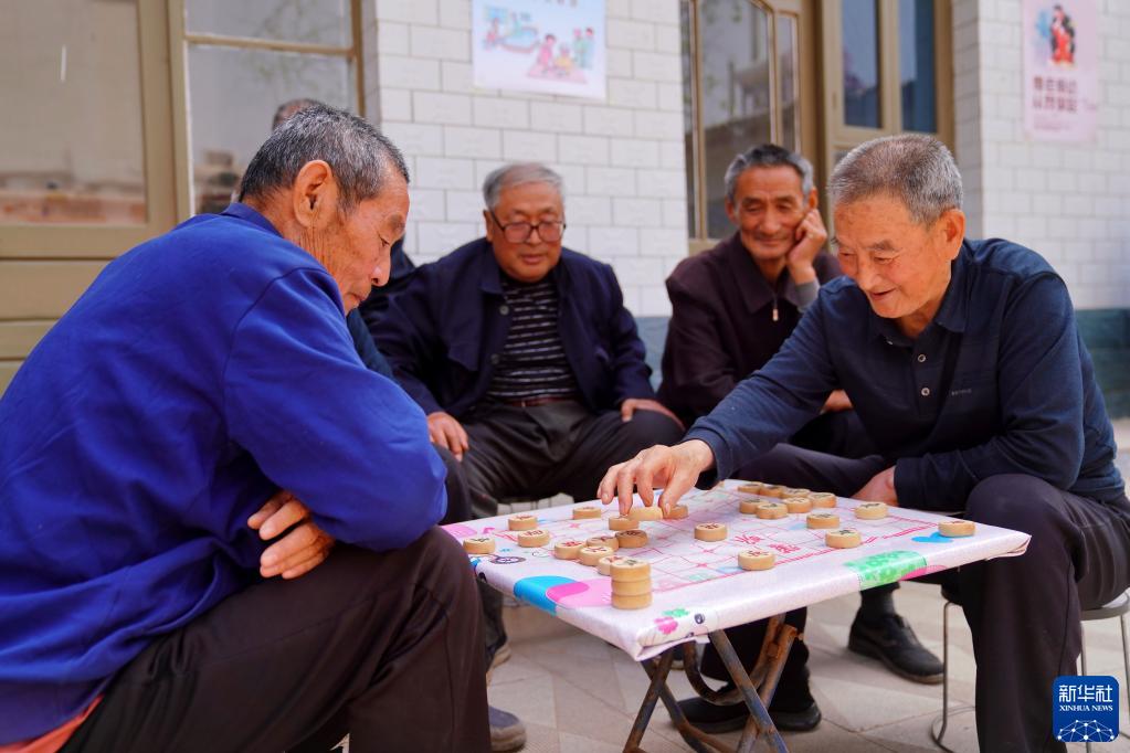 老年人下棋照片图片