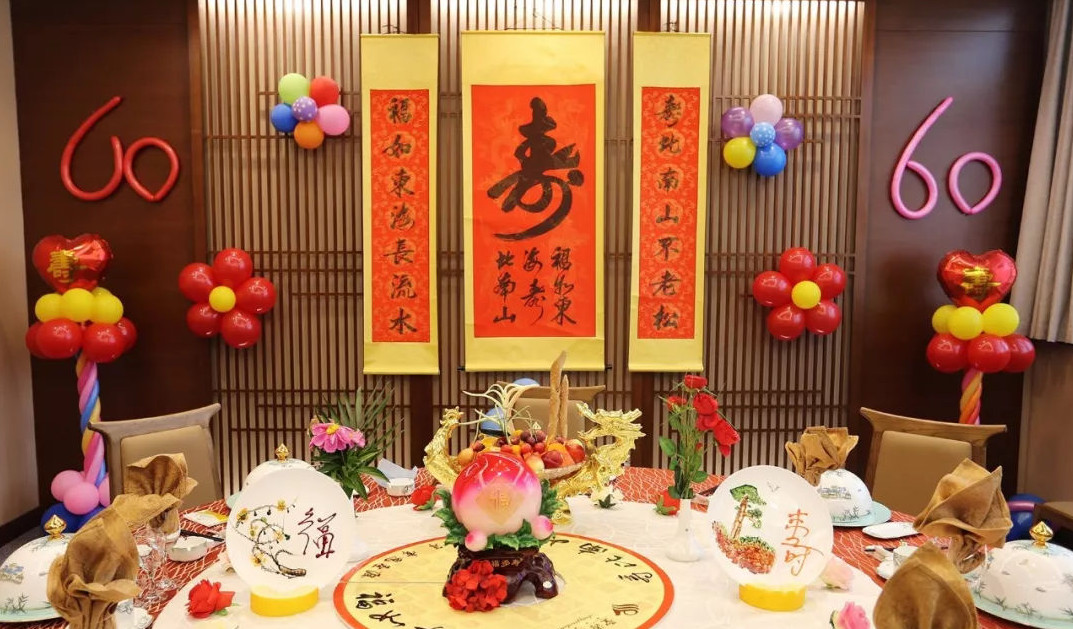 老爷子七十大寿上,上门女婿被迫签下离婚协议,出到门口电话响起喊道