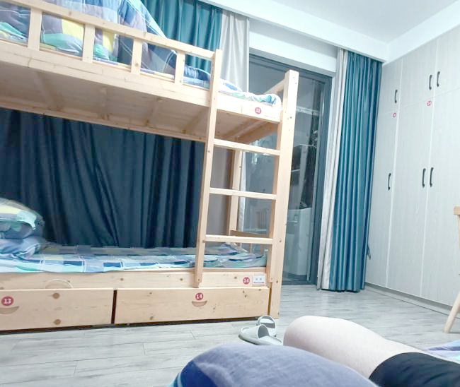 在海底捞工作期间,员工们居住在集体宿舍中,虽然条件简陋,但管理有序