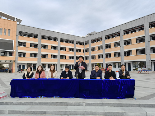 英山县实验小学举行"庆三八"拔河比赛