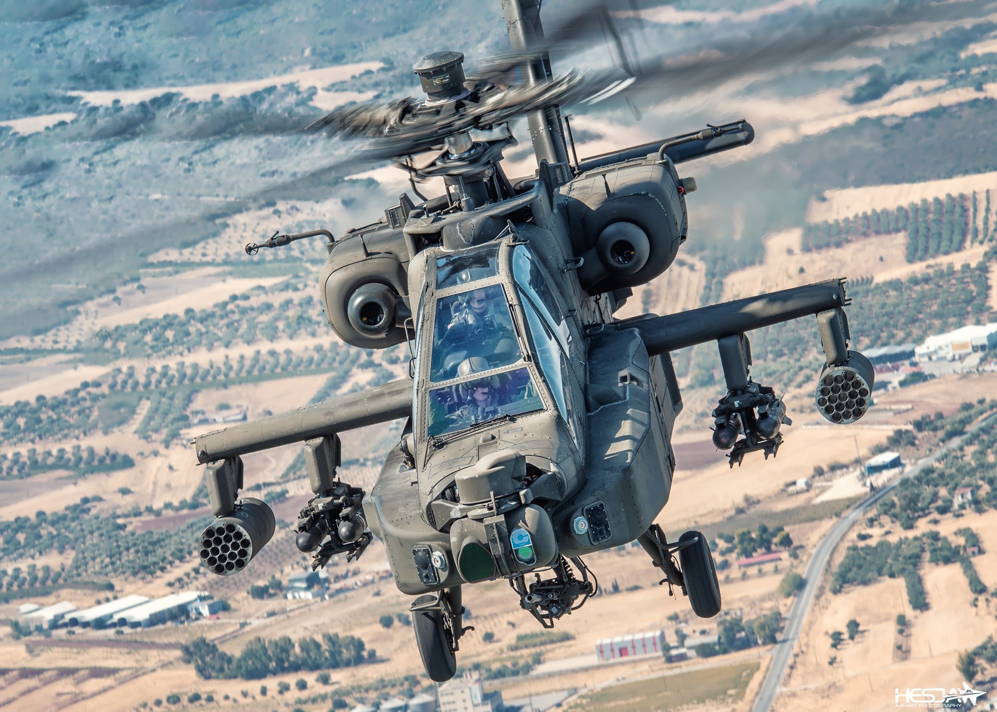 凭借卓越性能与强悍火力 阿帕奇武装直升机成为低空霸主
