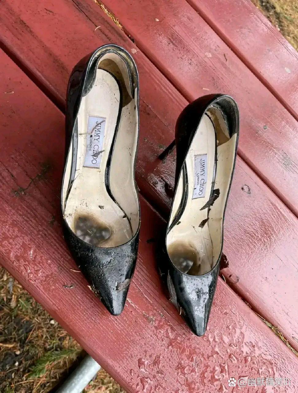 公园里捡到一双高跟鞋1717 最近悬疑片看多了,总感觉这鞋子背后