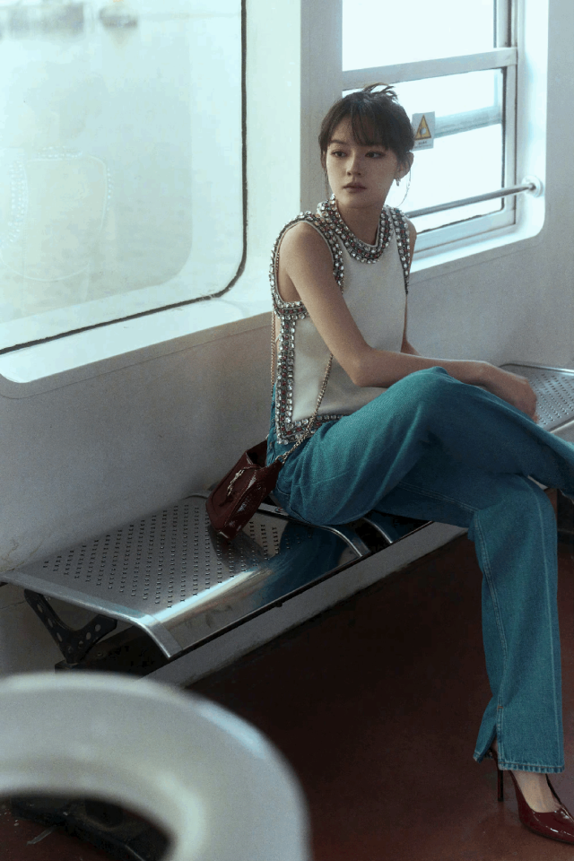 内地也有想的明白的,今年年初《w》杂志年度盛典 dress code 就没有