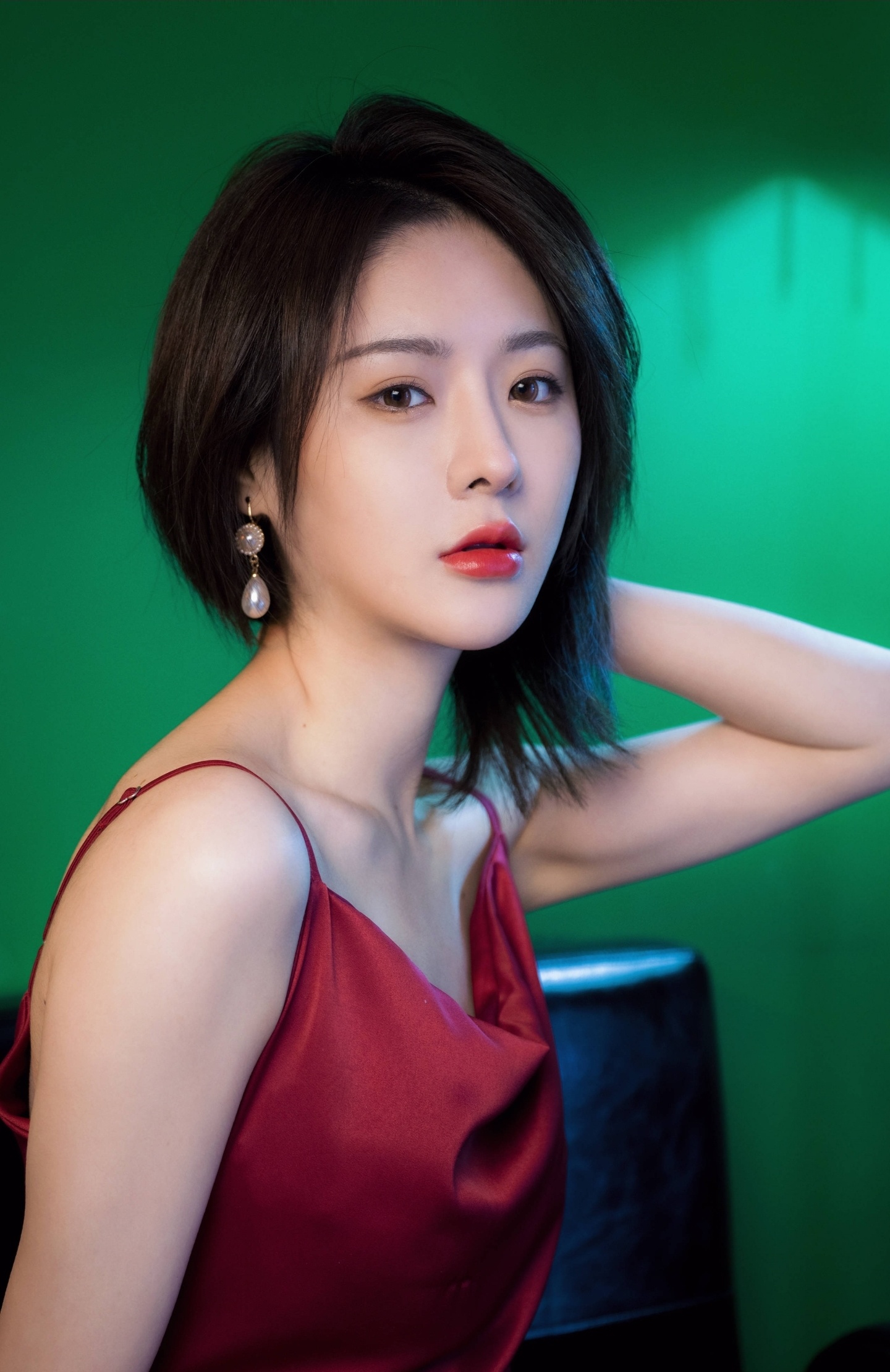 明星写真:莫寒红色吊带抹胸长裙时尚摄影,率性短发精致小女人