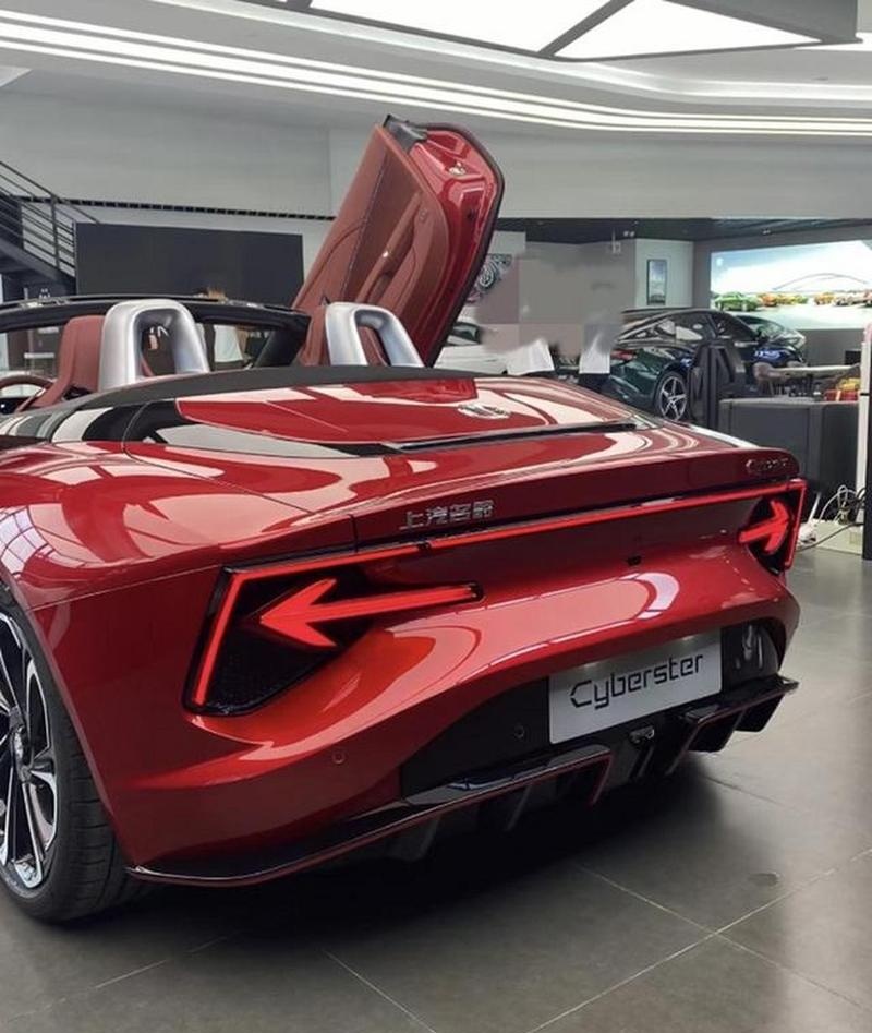 mg cyberster车门采用了非常夸张的剪刀门设计