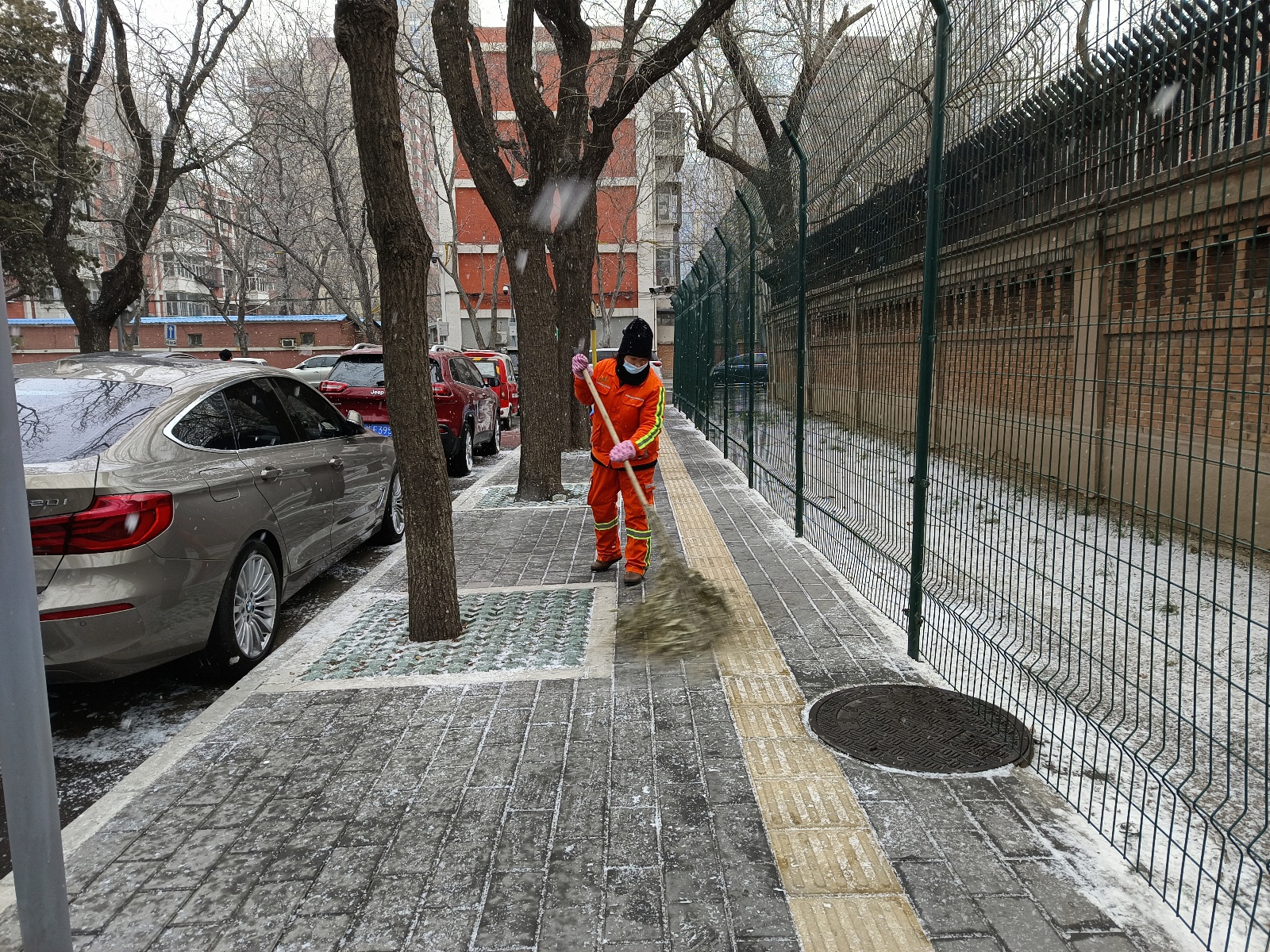 朝阳环卫提前作业 全力保障市民雪天出行