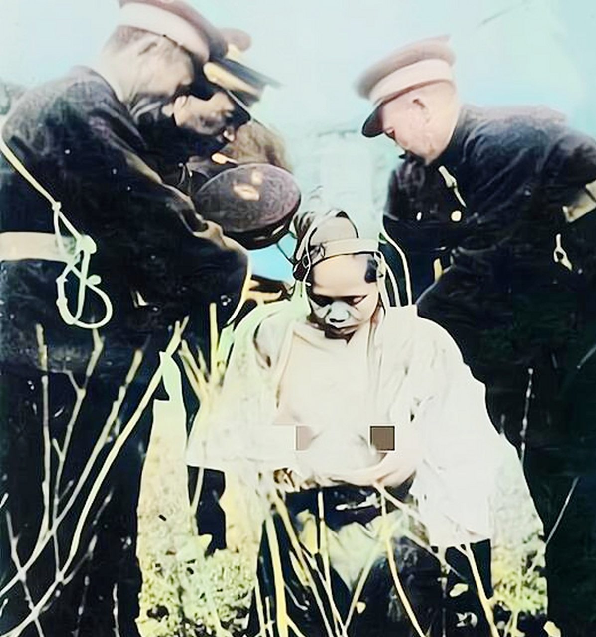 她的双手被反绑在身后,跪在地上,身上盖着一块黑布,更狰狞的是,她的