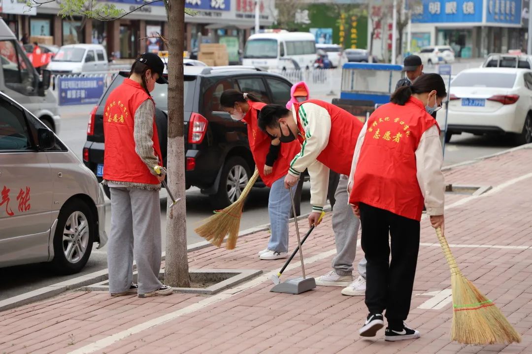 共建文明城市   ——大石桥法院青年志愿者开展创建文明城市志愿服务