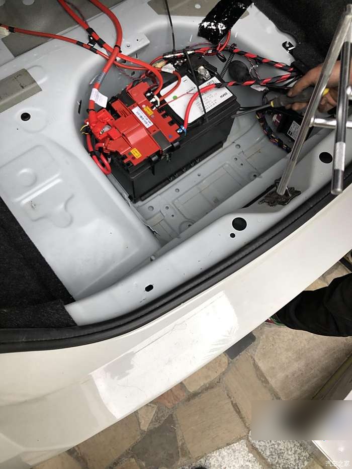 宝马5系电池正负极在哪里