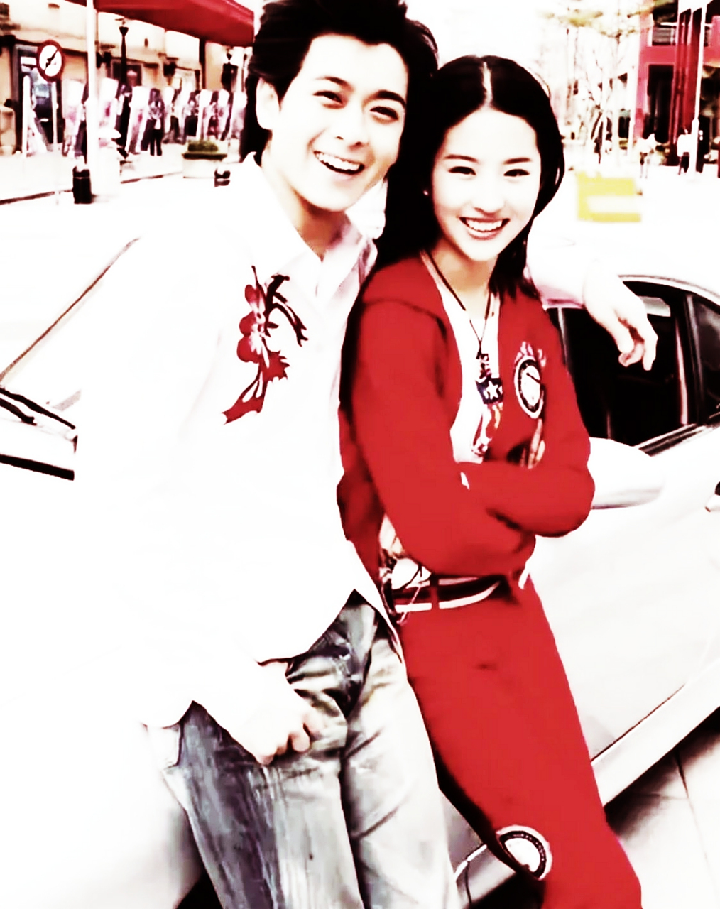 2004年,年仅17岁的刘亦菲与30岁的林志颖合影.两人站在一起,一脸惊讶.