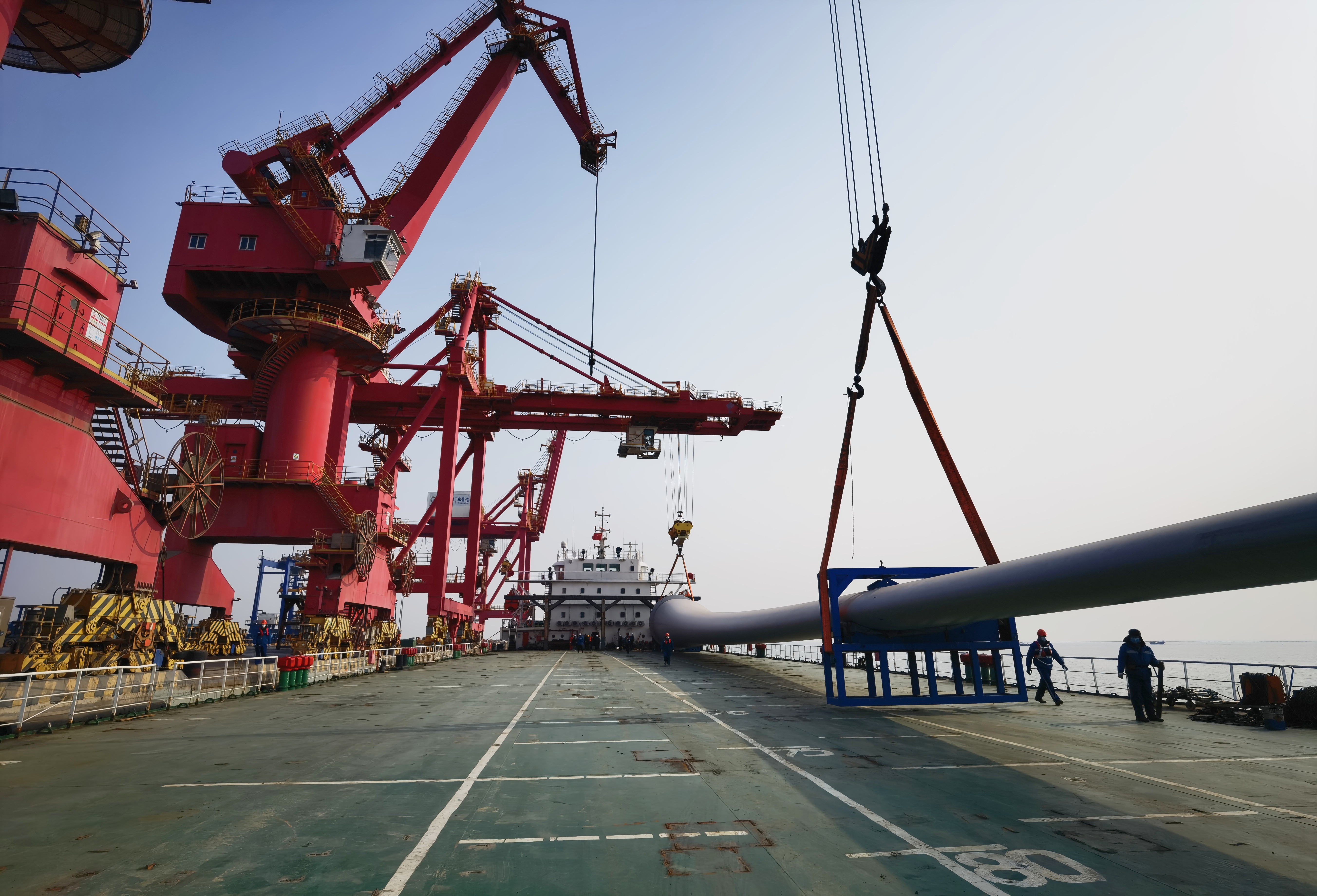 渤海湾港广利港区完成省内首艘超百米海上风电叶片双层超装船