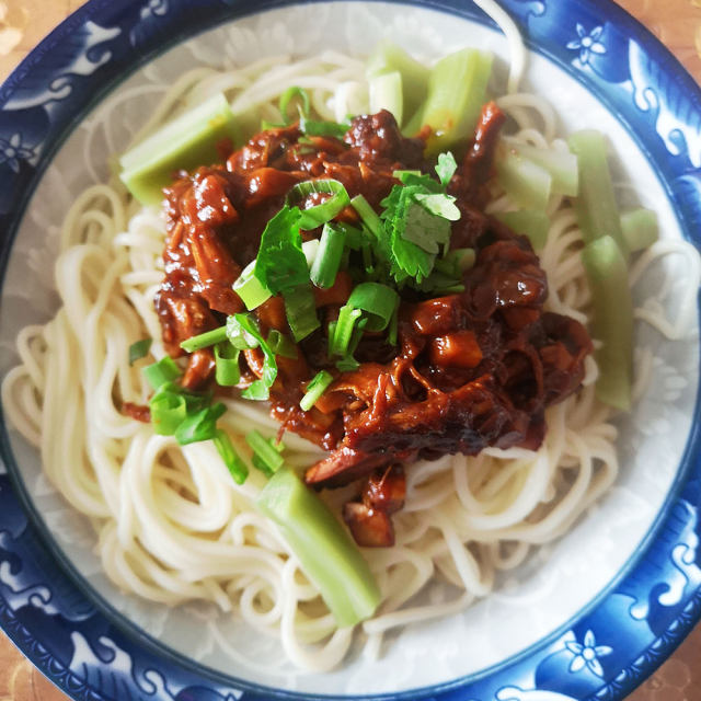 低脂鸡胸蘑菇面,酱香浓郁,美味可口