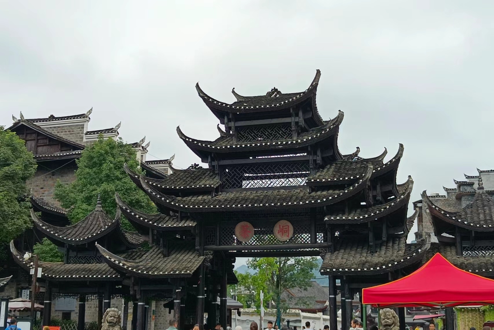 湖南茶峒,古镇韵味浓,山水叠嶂间,品茗尽惬意