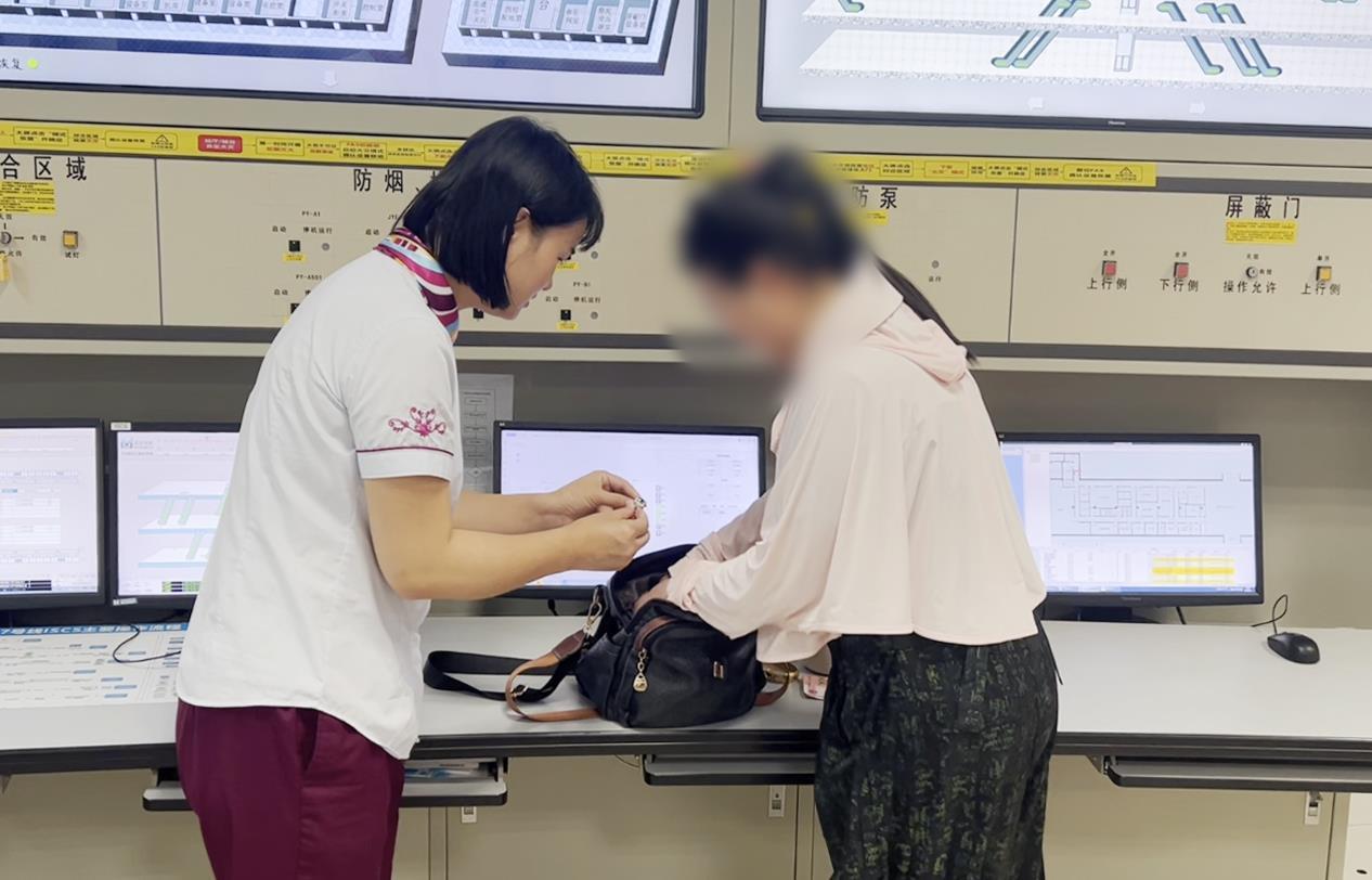 邓女士认领自己的失物.jpg