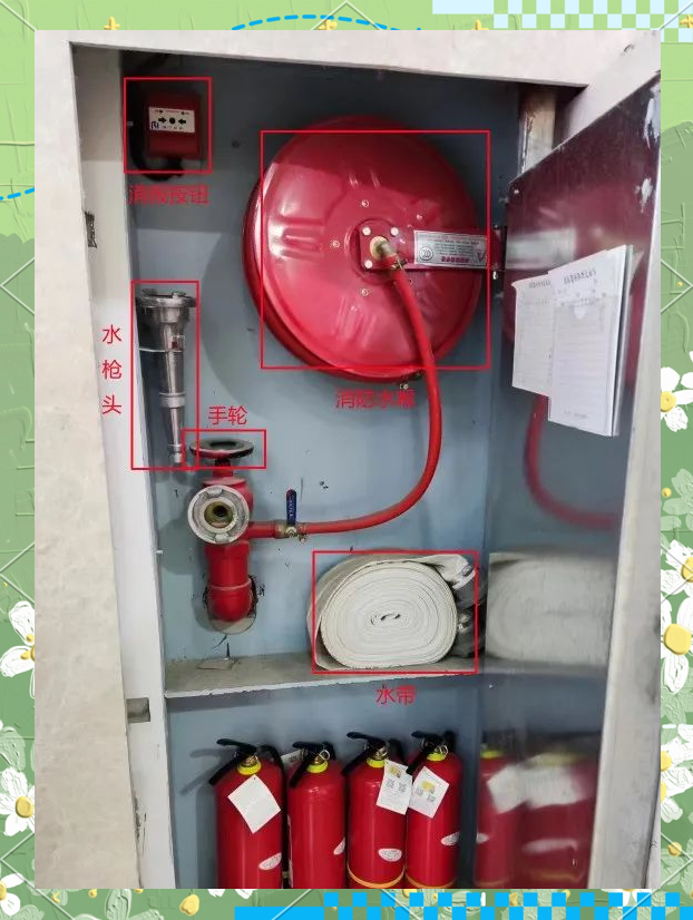 消火栓栓头位于箱体下部,靠近一侧,其上配备了一个黑色手轮,这个手轮