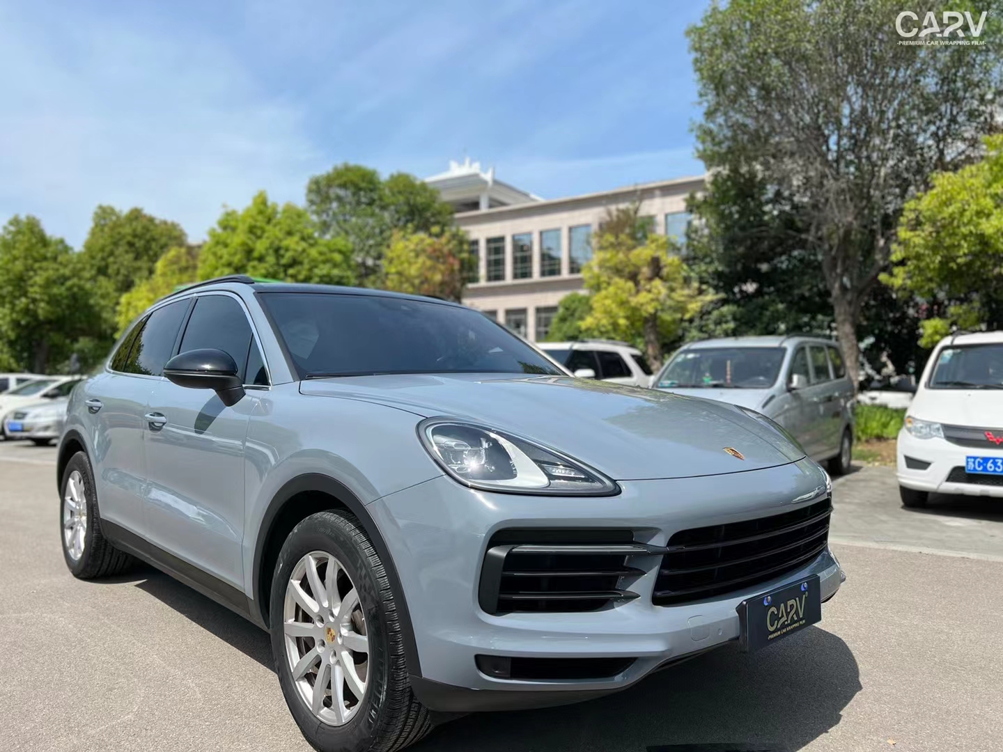 保时捷卡宴卡孚改色膜白金保时捷极地灰,多重色调融合而成的灰色