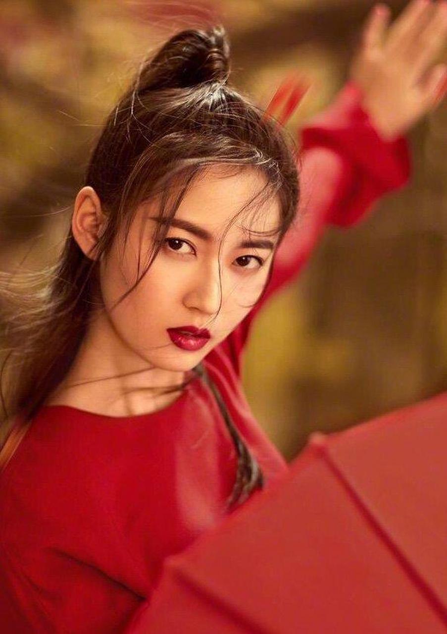 "新版赵敏"陈钰琪古装大片,红衣红唇英气逼人,这组写真你给多少分?