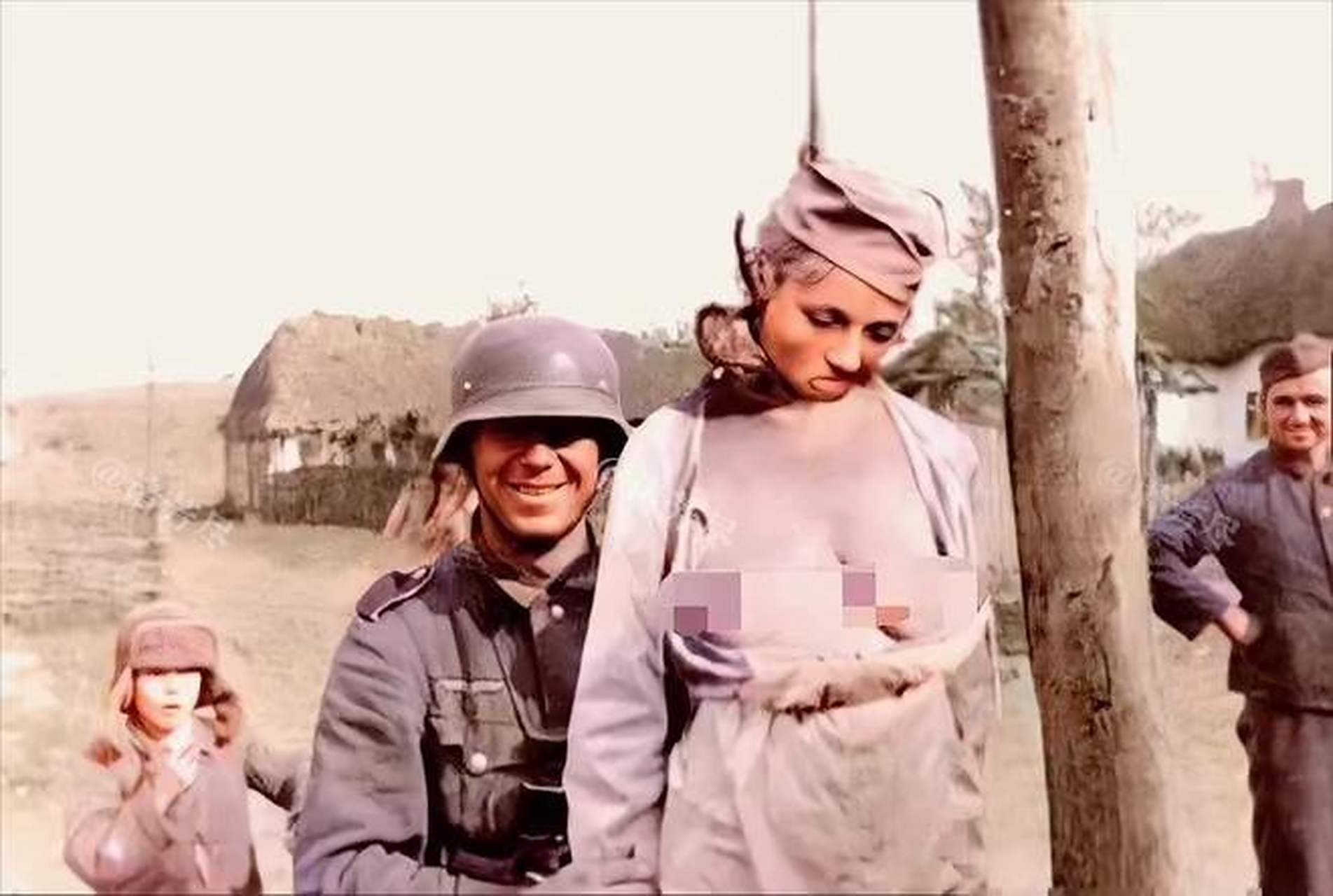 1942年,苏联,纳粹德国士兵正在对一名苏联女兵实施绞刑,并极具羞辱性