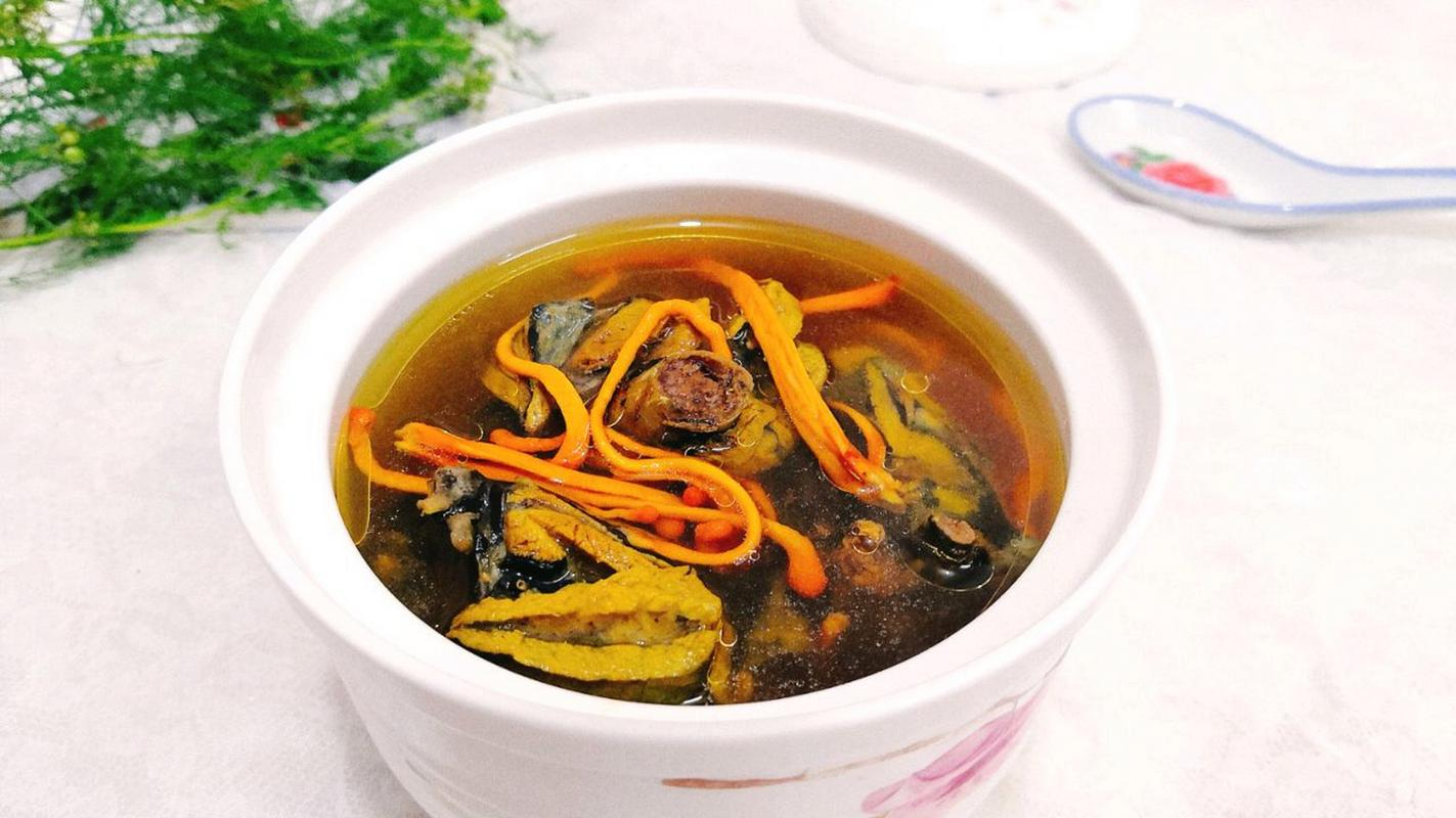 秋冬滋补必备:美味羊肚菌虫草花乌鸡汤的做法与技巧