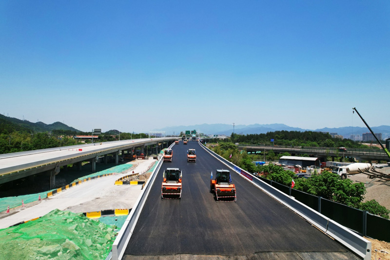 浙江义东高速开始沥青路面施工