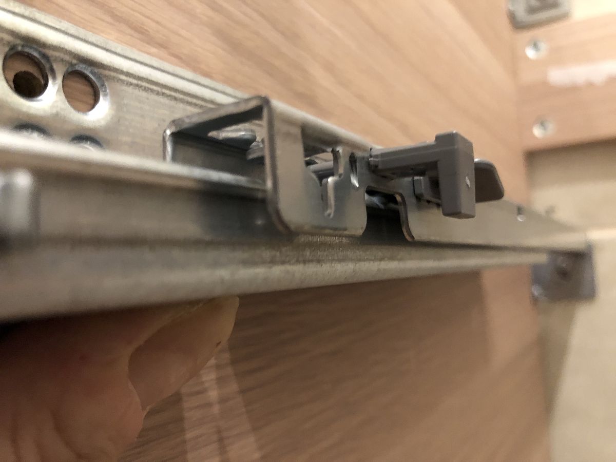 吊轨推拉门下垂怎么调?上滑轨吊装门一端下沉