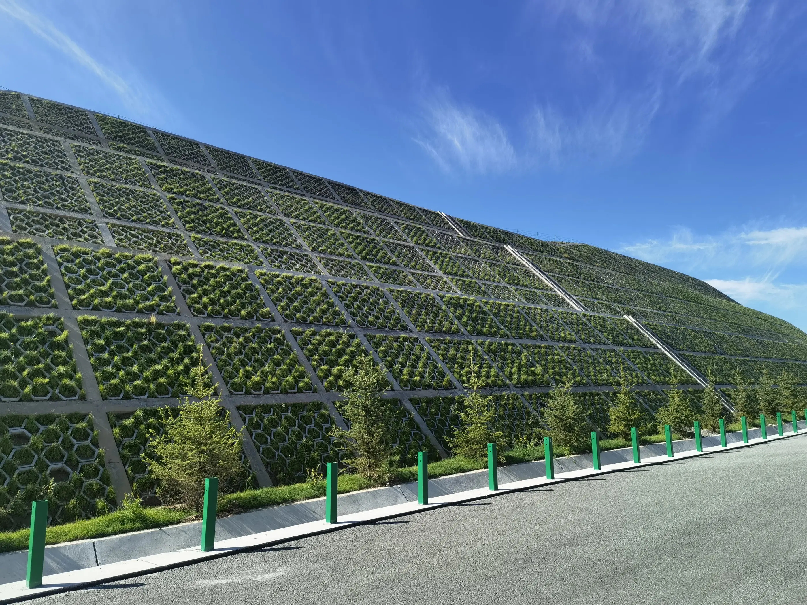 边坡绿化,矿山复绿为什么会用到客土喷播机?它有什么优势?