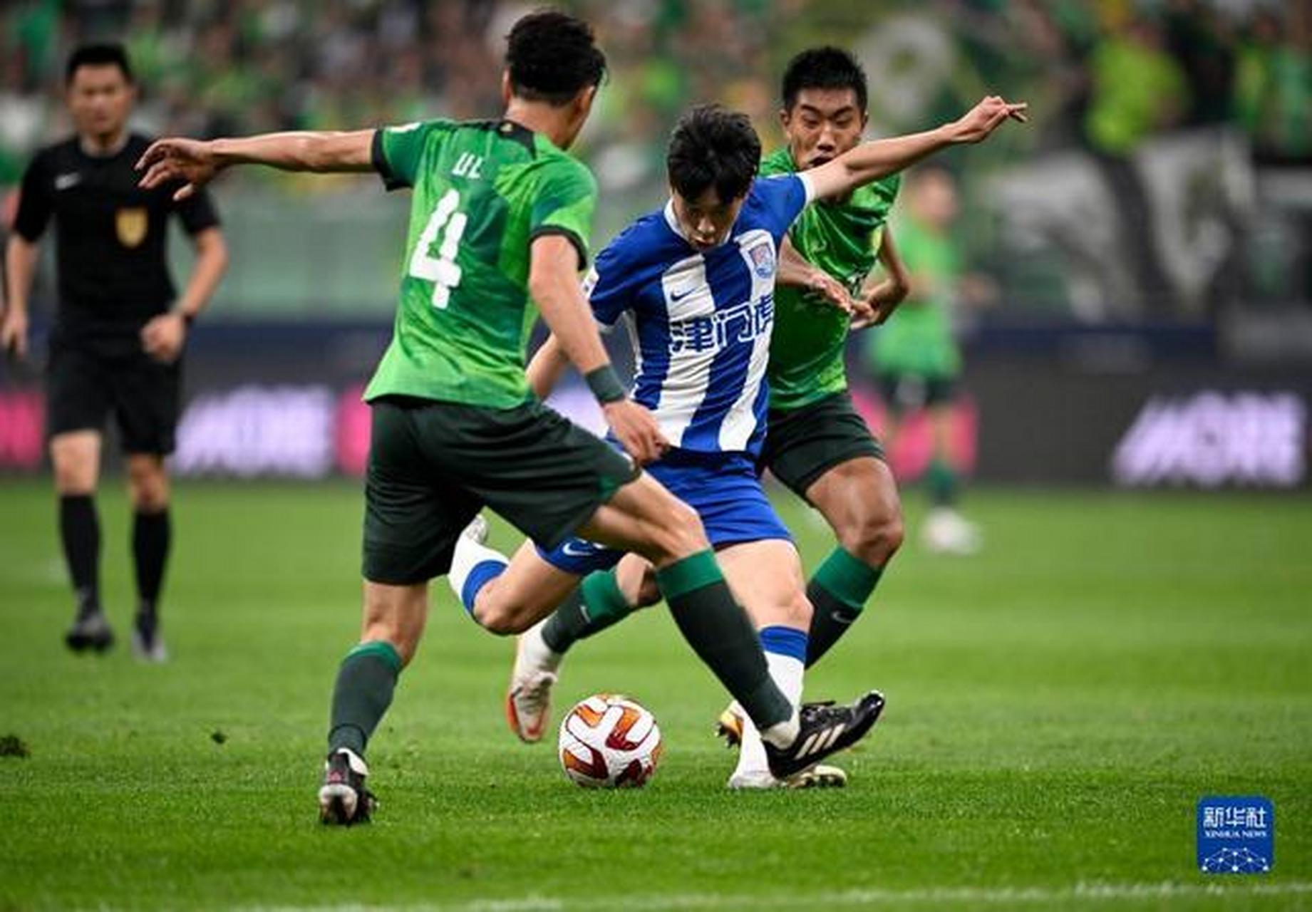 5月10日,天津津门虎队球员巴顿(中)在比赛中射门得分.