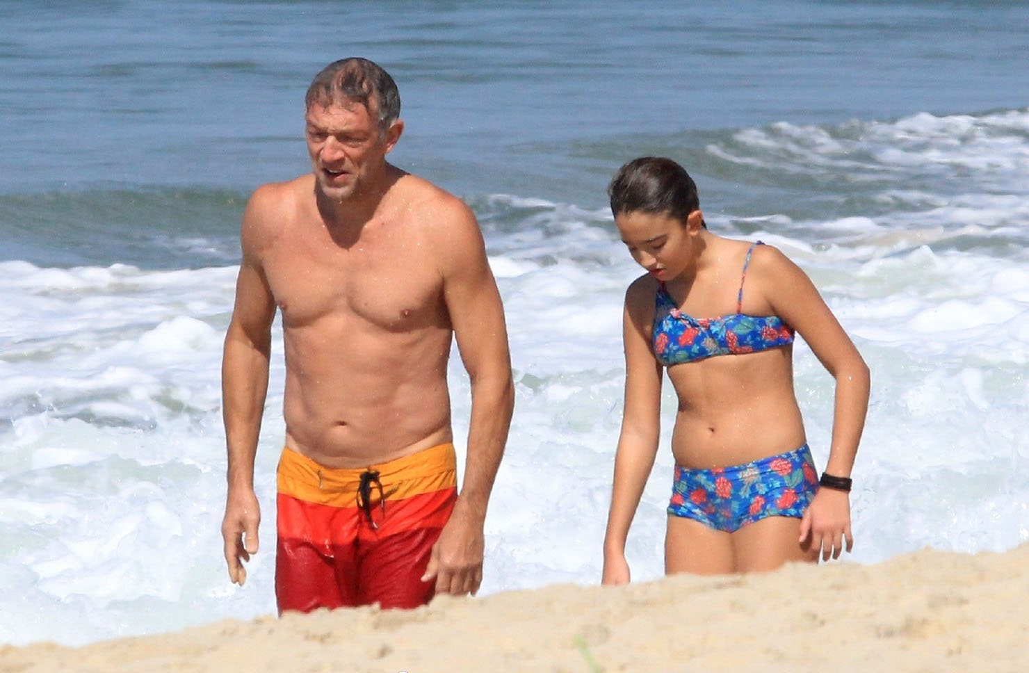 文森特·卡索和女儿漫步沙滩,女儿穿蓝色泳装清新时尚,太美了