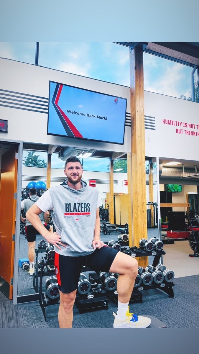 结束欧锦赛回到开拓者!努尔基奇晒照:hello 我回来了