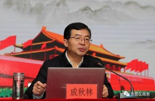 成秋林在东营区第一中学宣传党的十九届五中全会精神