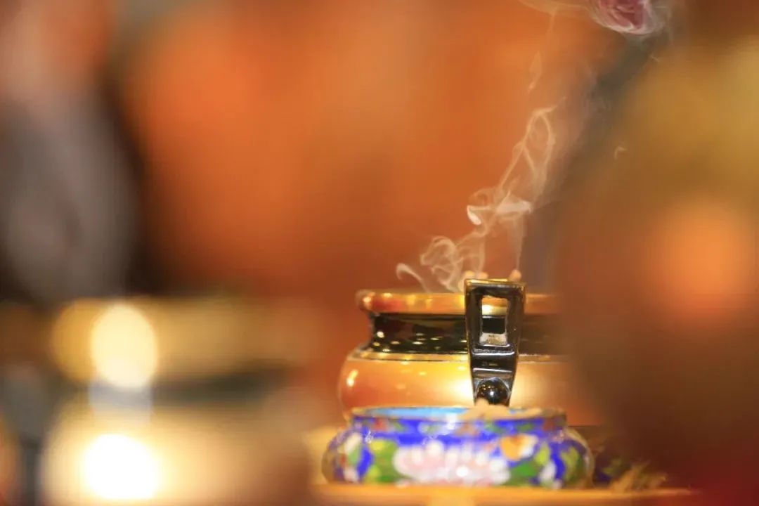 香代表戒,定,慧,燃香礼佛,意在发愿勤修戒定慧,熄灭贪嗔痴.