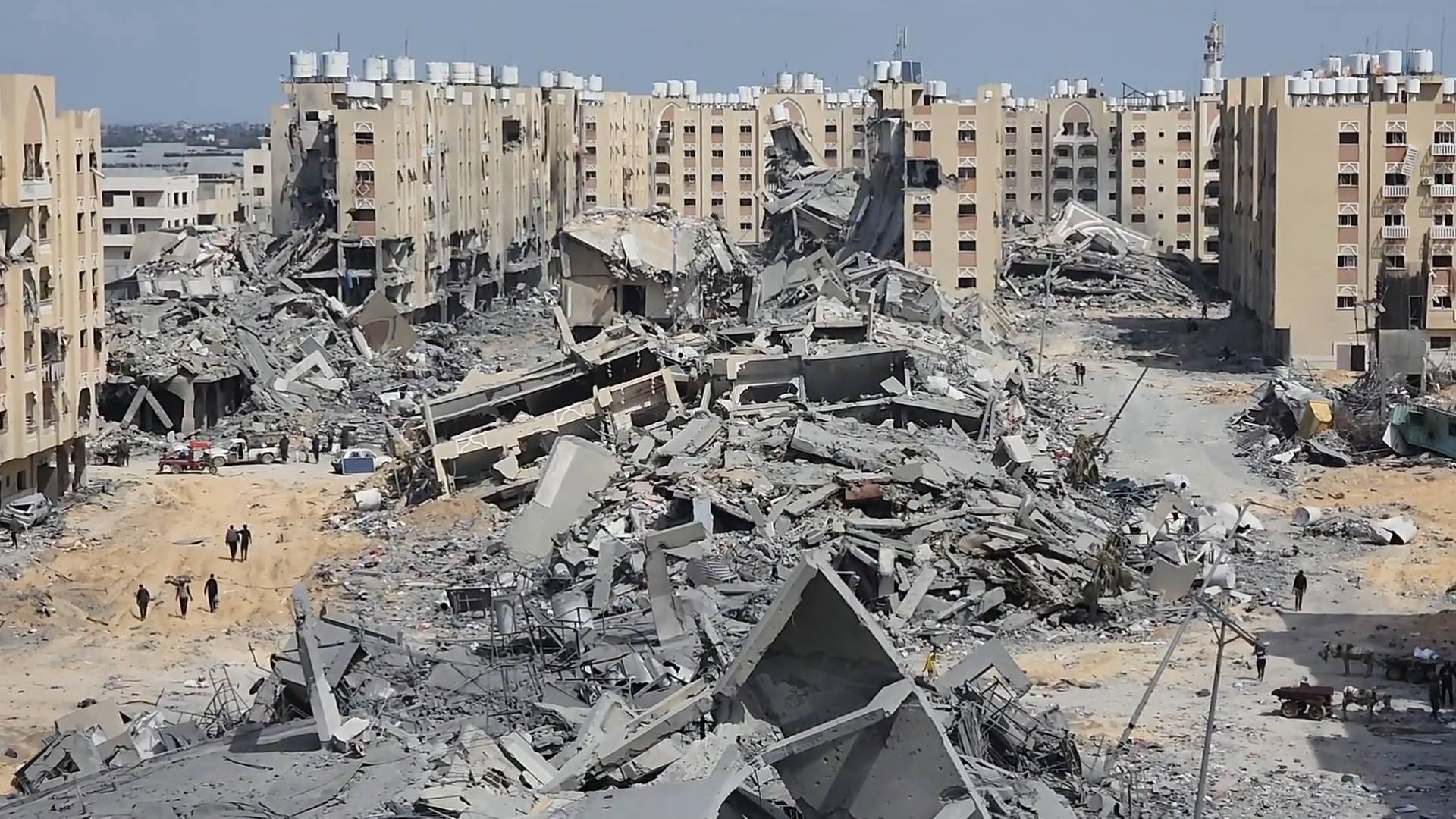 现场直击|探访以军撤离后的加沙南部小镇:建筑变废墟 居民住街上