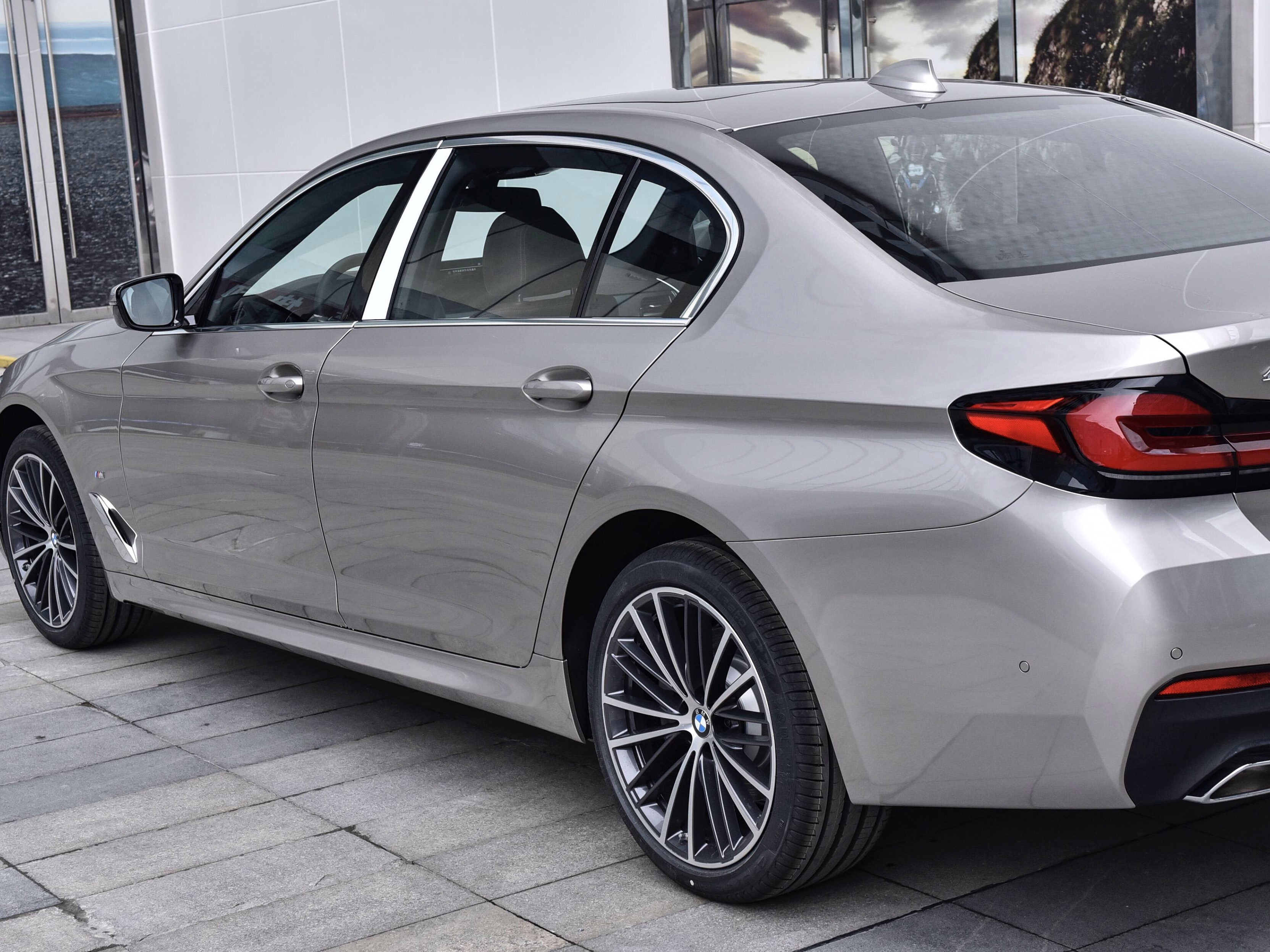 2022款宝马530li登场!252马力 8at,隔音好,高速稳,看啥a6l啊