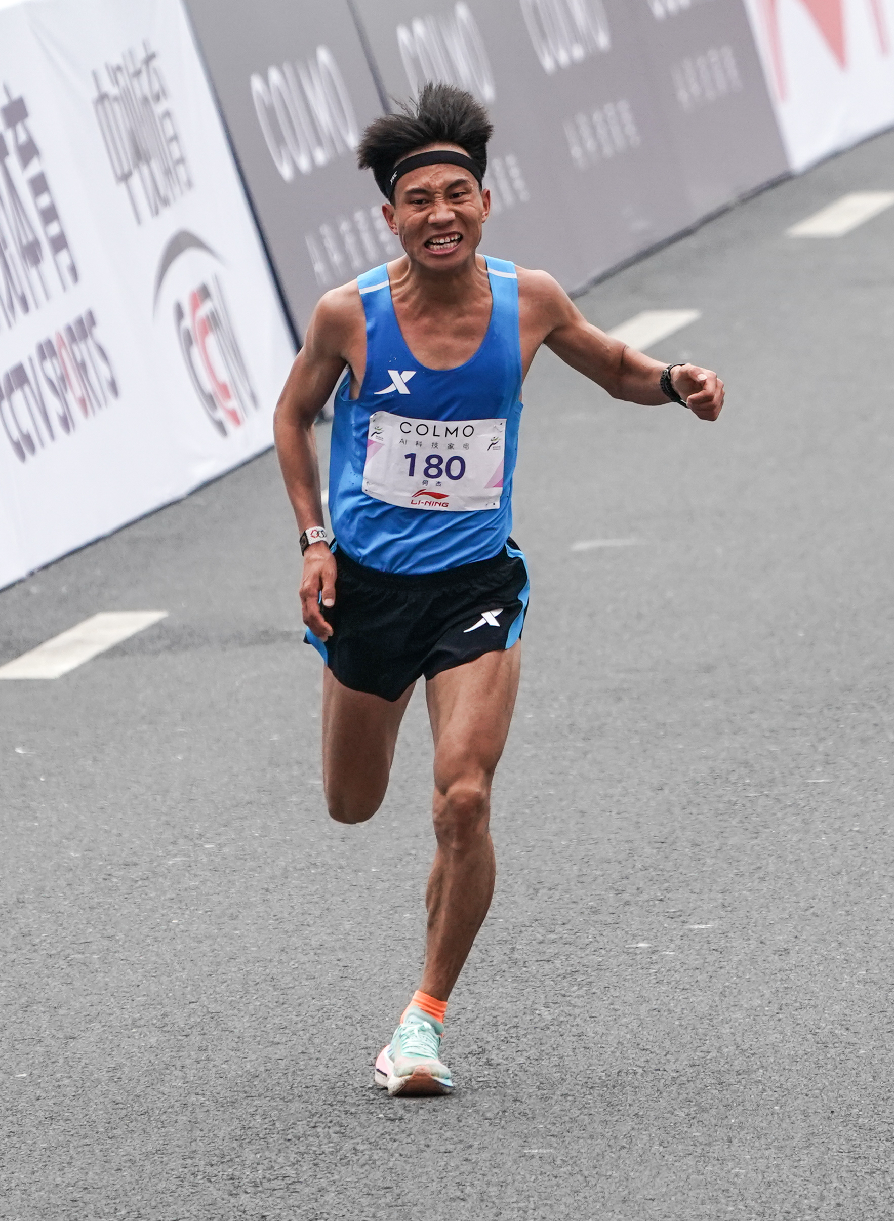 "赤脚少年"冲出亚洲