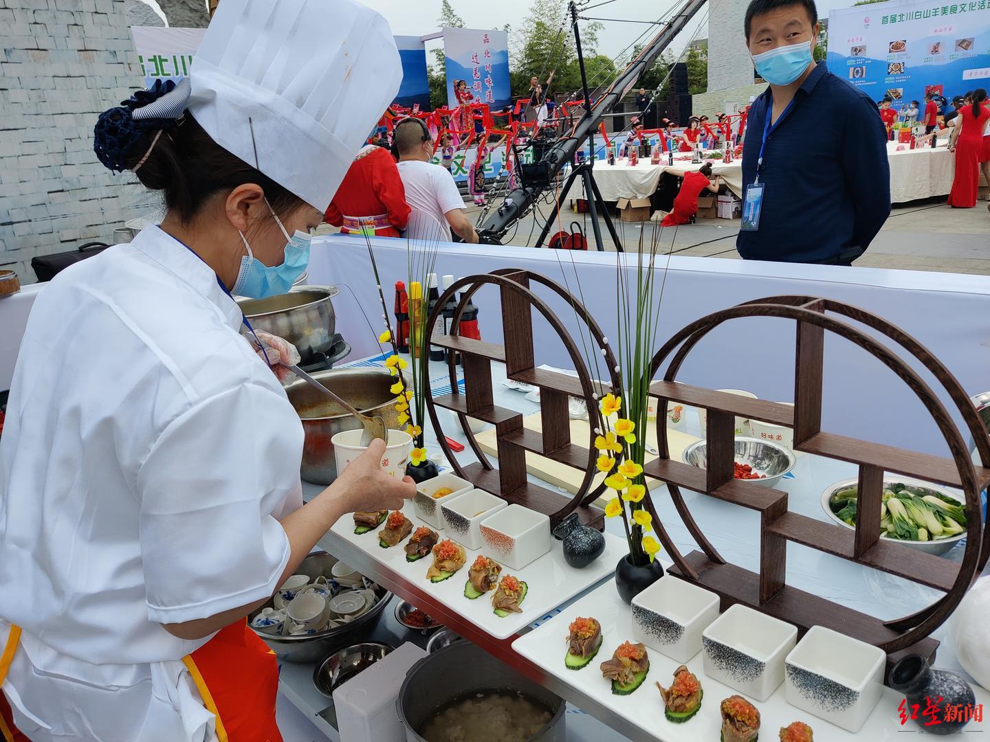 馋到流口水!四川北川21名选手烹羊厨艺大比拼 奶汤鱼羊鲜获最佳创意