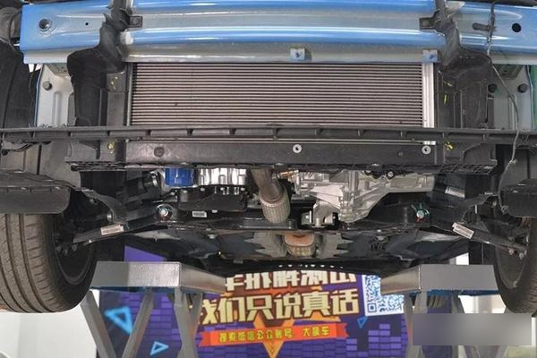 工艺精良荣威i5的底盘平整度在同类车型中表现尚佳,配备了发动机护板