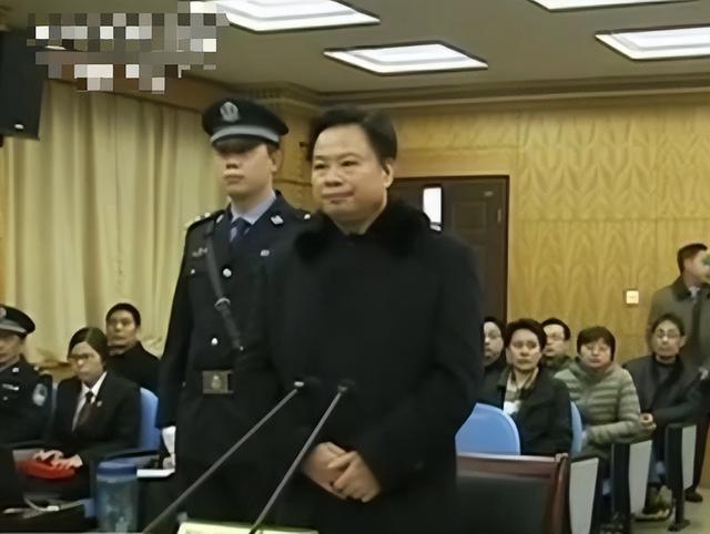 广东"巨虎"周镇宏:疯狂敛财1.35亿无人发现,被下属牵连落马