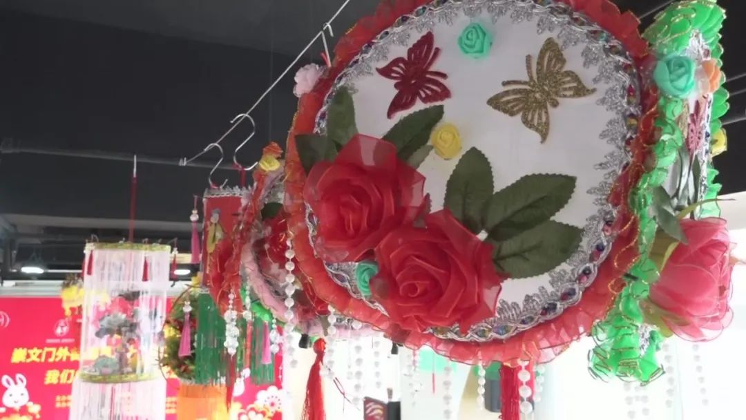 仪式感拉满!北京居民用废旧布料制作元宵花灯,装点节日气氛
