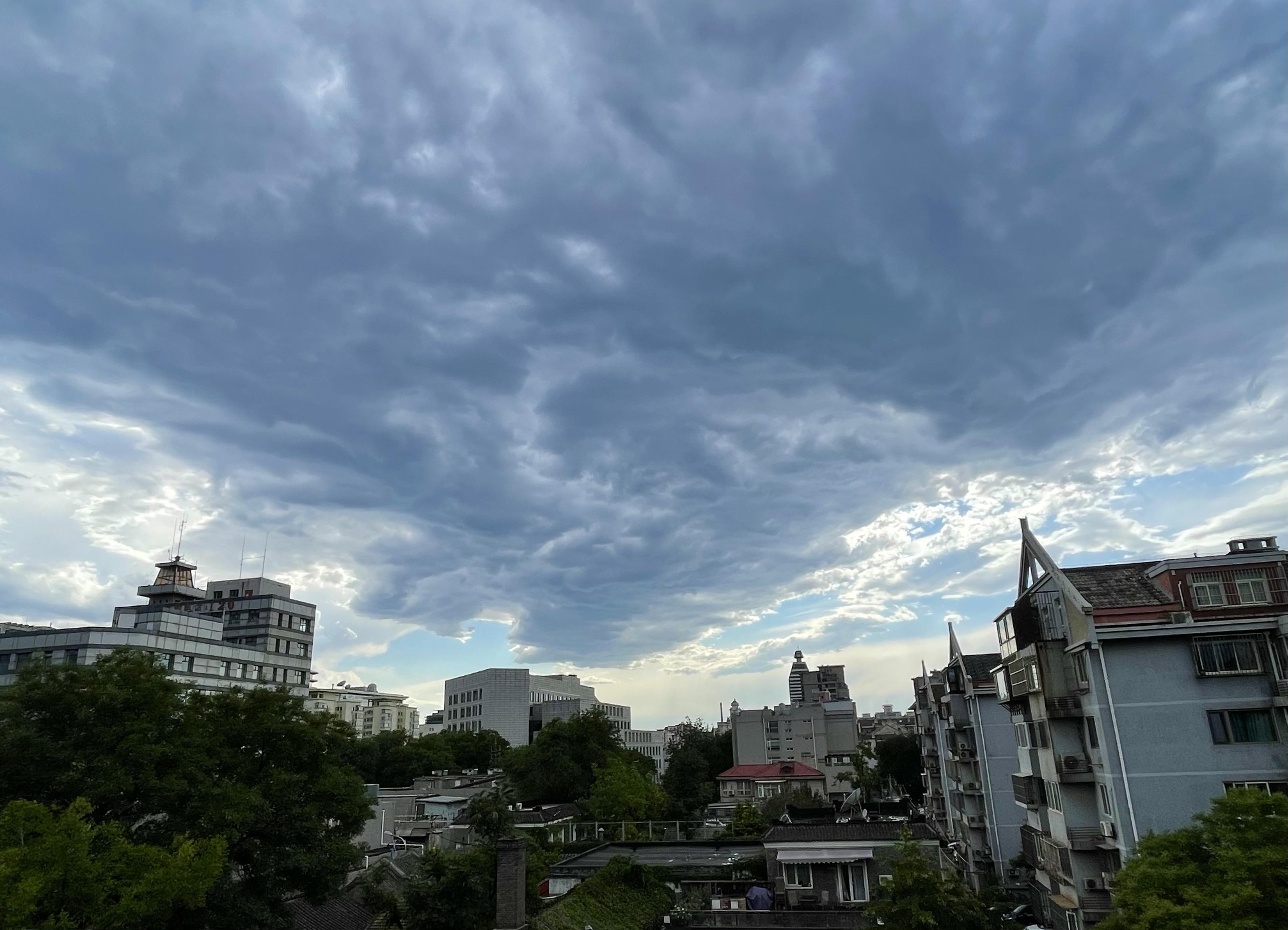 雷雨过后,北京再现晴空万里,云卷云舒