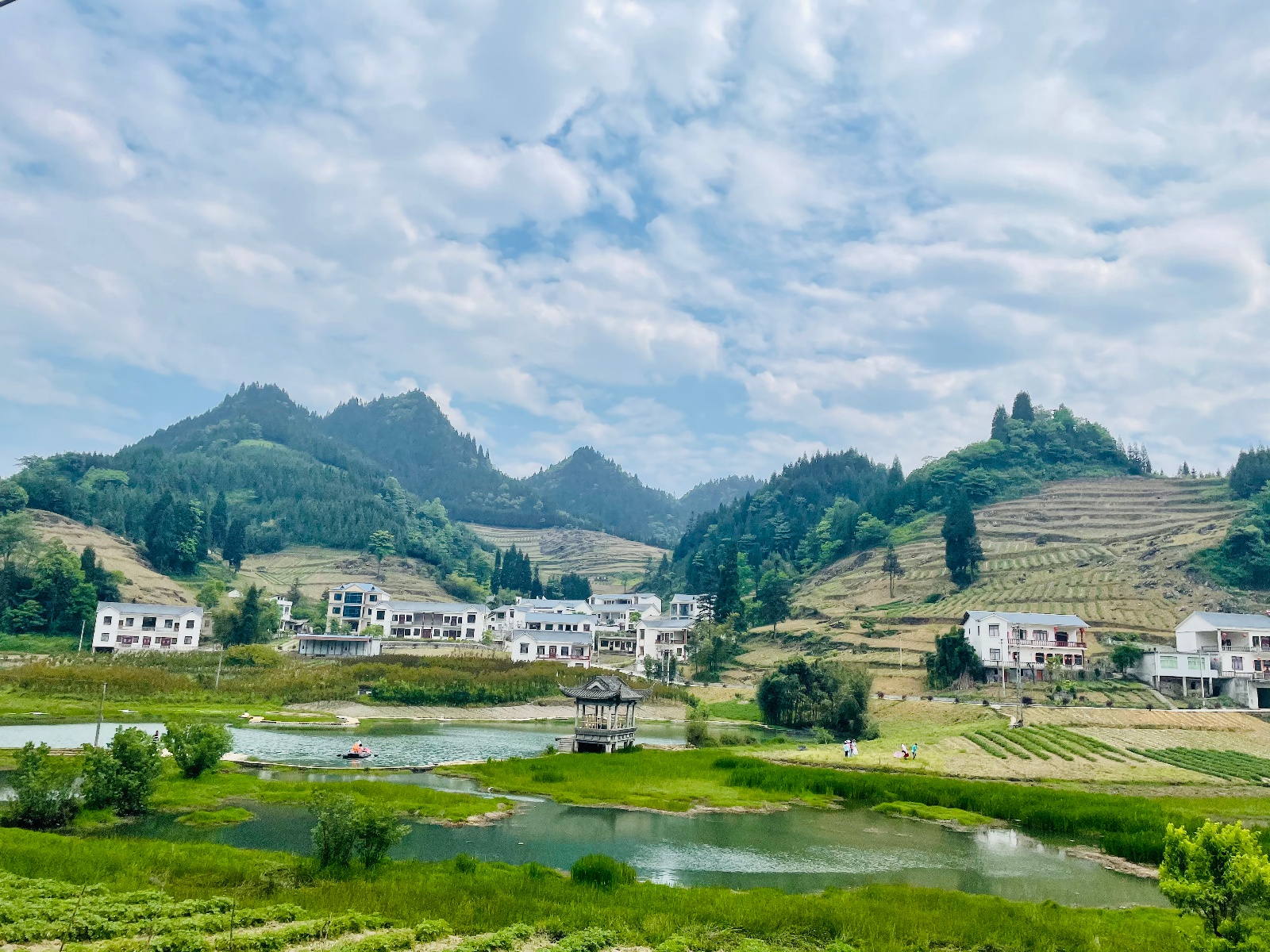 云南威信麟凤镇:整合资源 乡村旅游火起来