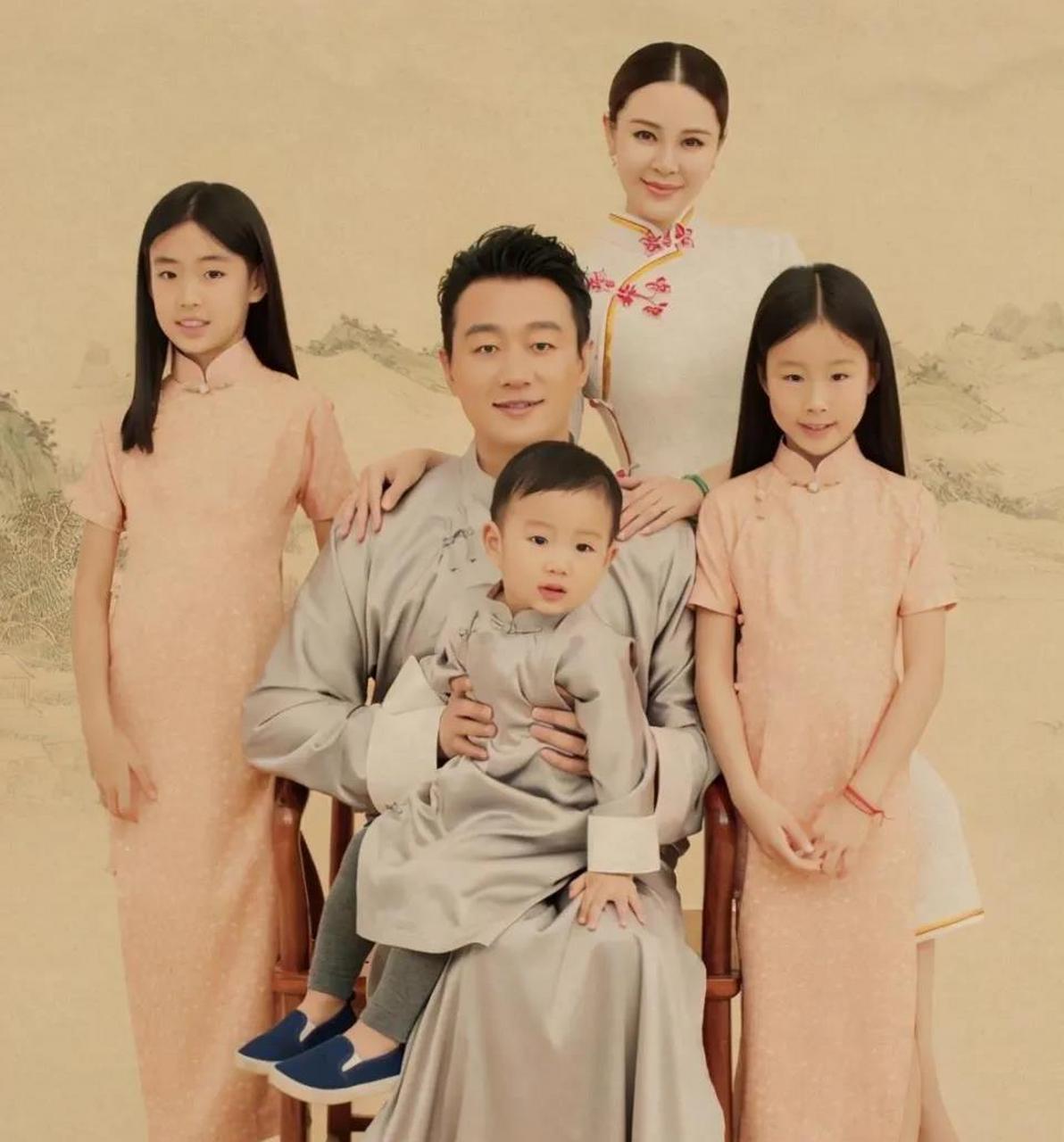 佟大为幸福的一家五口,美中不足的是二女儿的长相拖了后腿,夫妻俩的