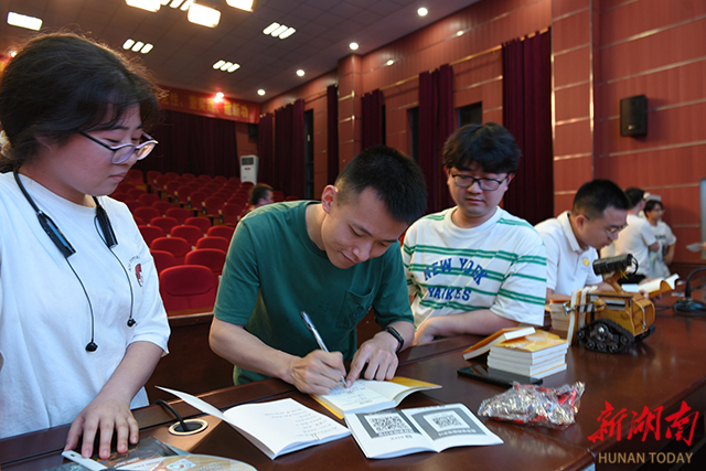 怀化青年科幻作家雷虹文学分享暨新书推介签售活动在怀化师专举行