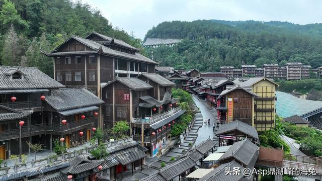 重庆酉阳:土家族苗族酉州古城,鳞次栉比,翘脚飞的土家吊脚楼群